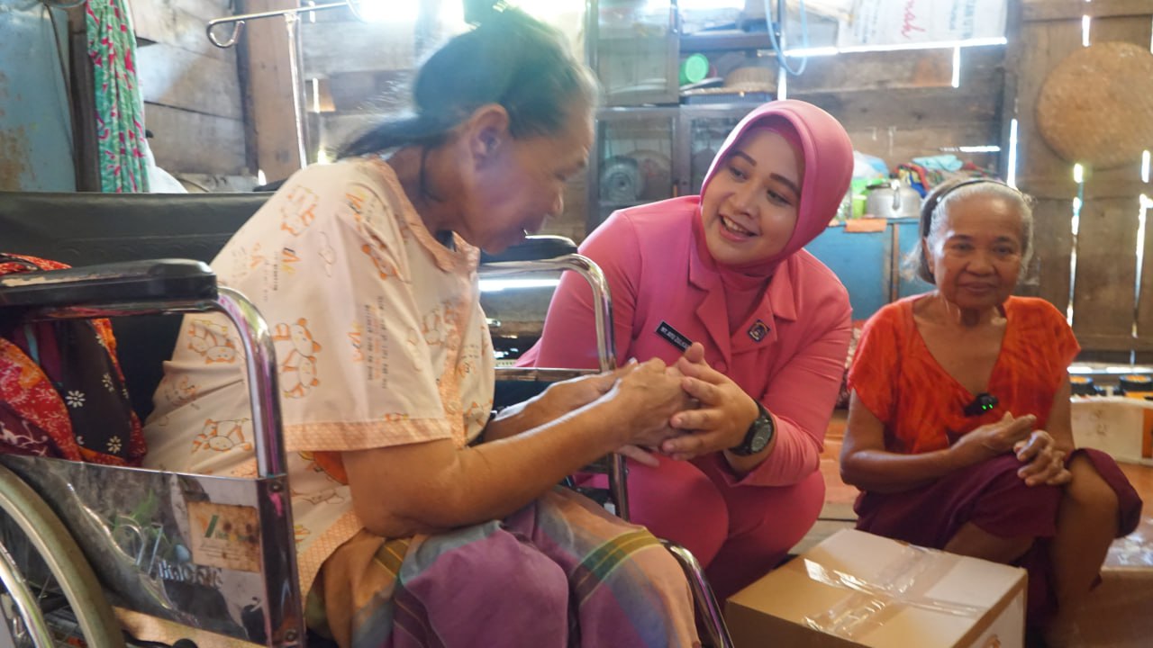 Kapolres Bersama Ketua Bhayangkari Lutim Bedah Rumah Warga Kurang Mampu