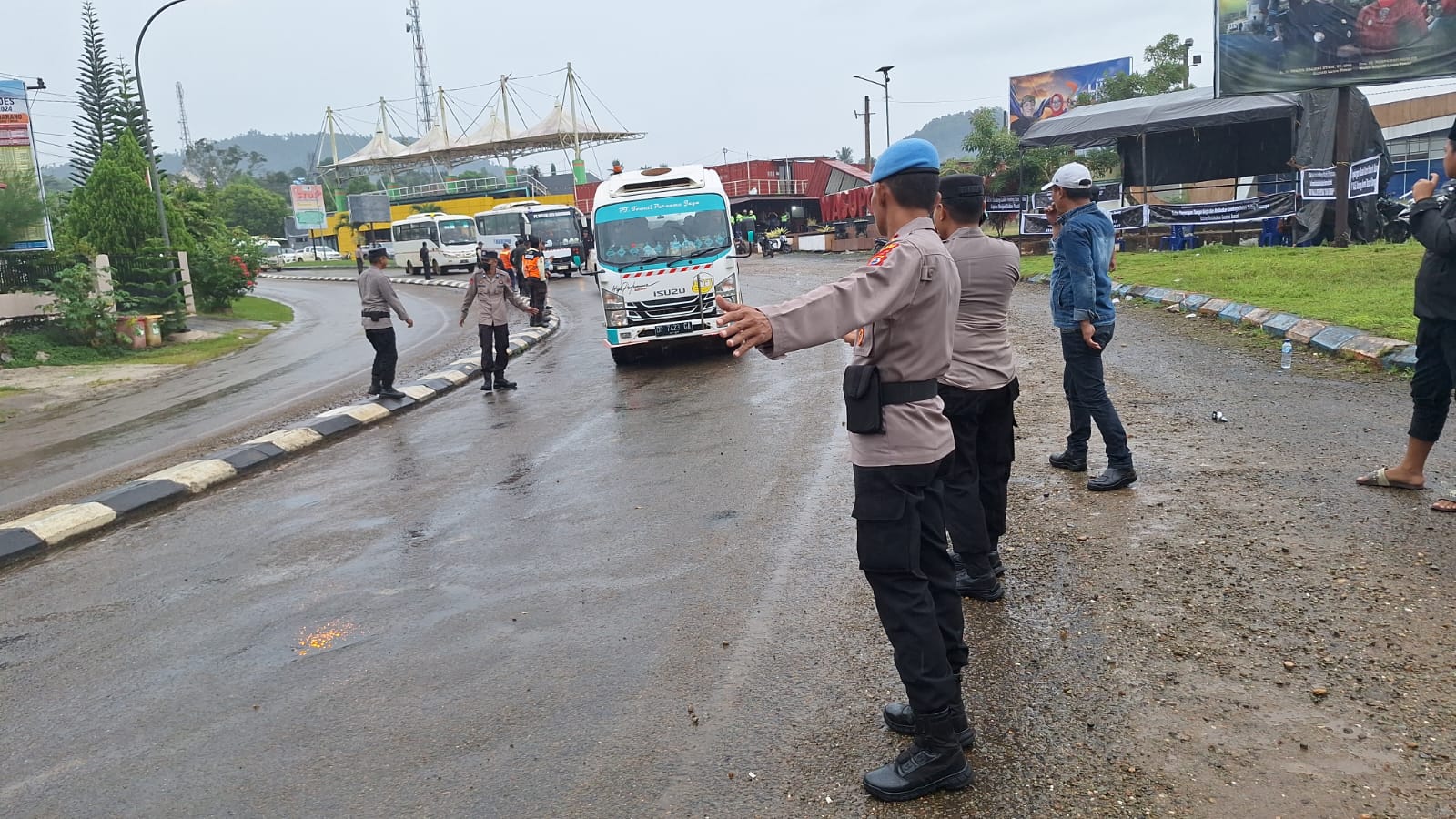 Polri Amankan Aksi Unjuk Rasa LSM Gempa di Wasuponda Lewat Kegiatan Rutin yang Ditingkatkan (KRYD)