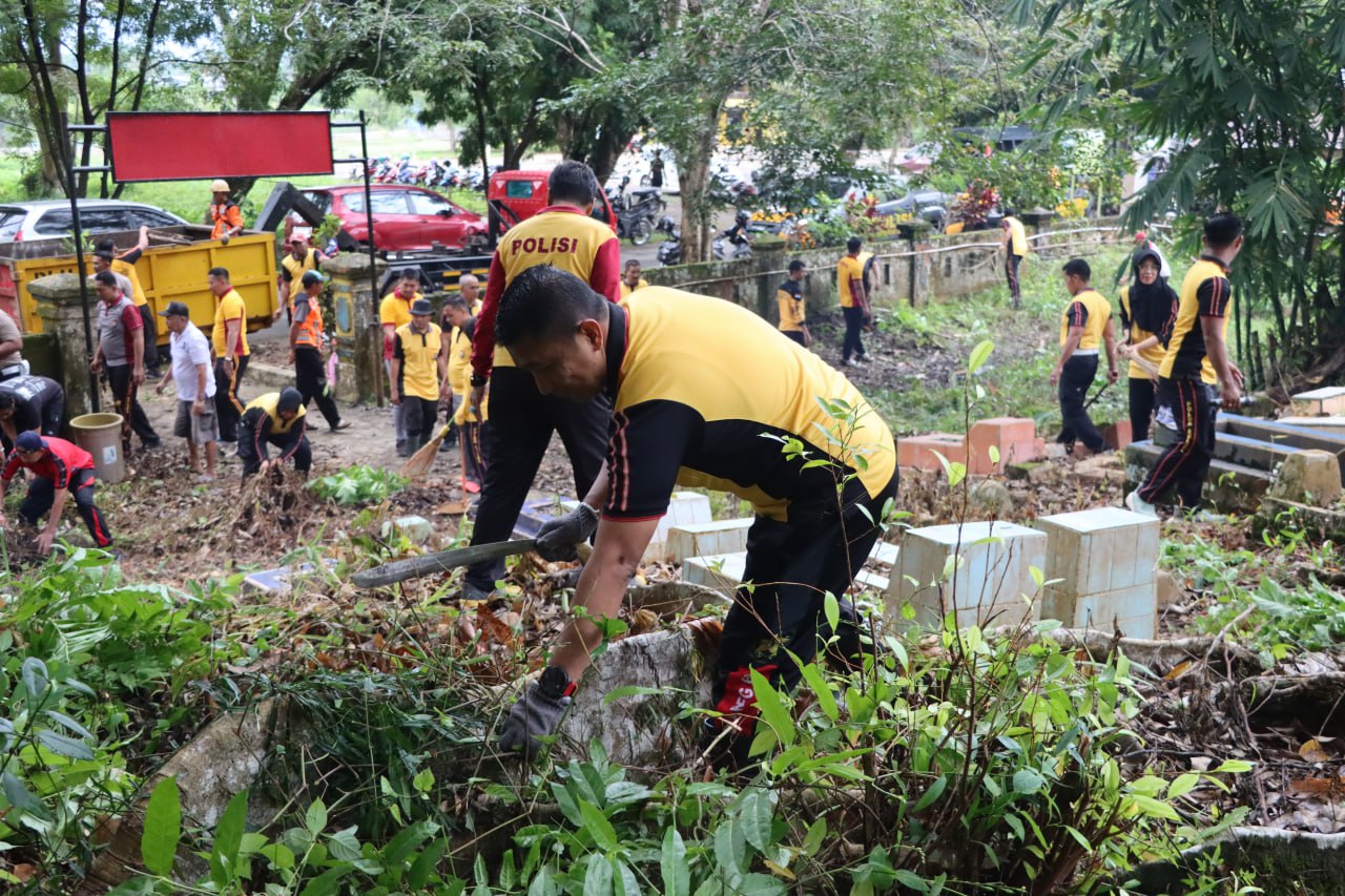 Sambut Hari Bhayangkara ke-79, Polres Luwu Timur Gelar Bakti Religi dengan Pembersihan TPU Serentak