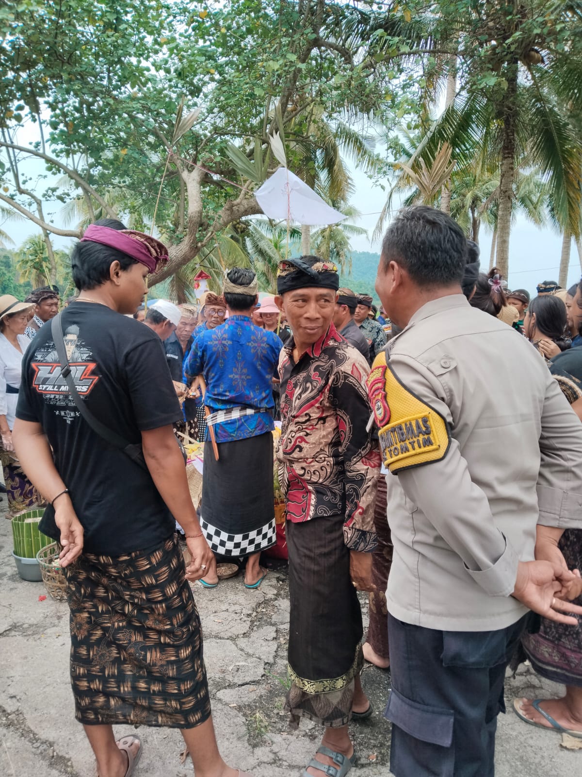 Polsek Tomoni Timur Amankan Upacara Ngaben di Desa Kertoraharjo