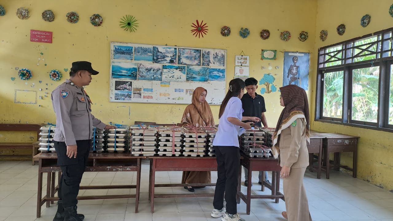 Polres Luwu Timur melalui Polsek Mangkutana Lakukan Pengawalan Penyaluran MBG di Kecamatan Kalaena