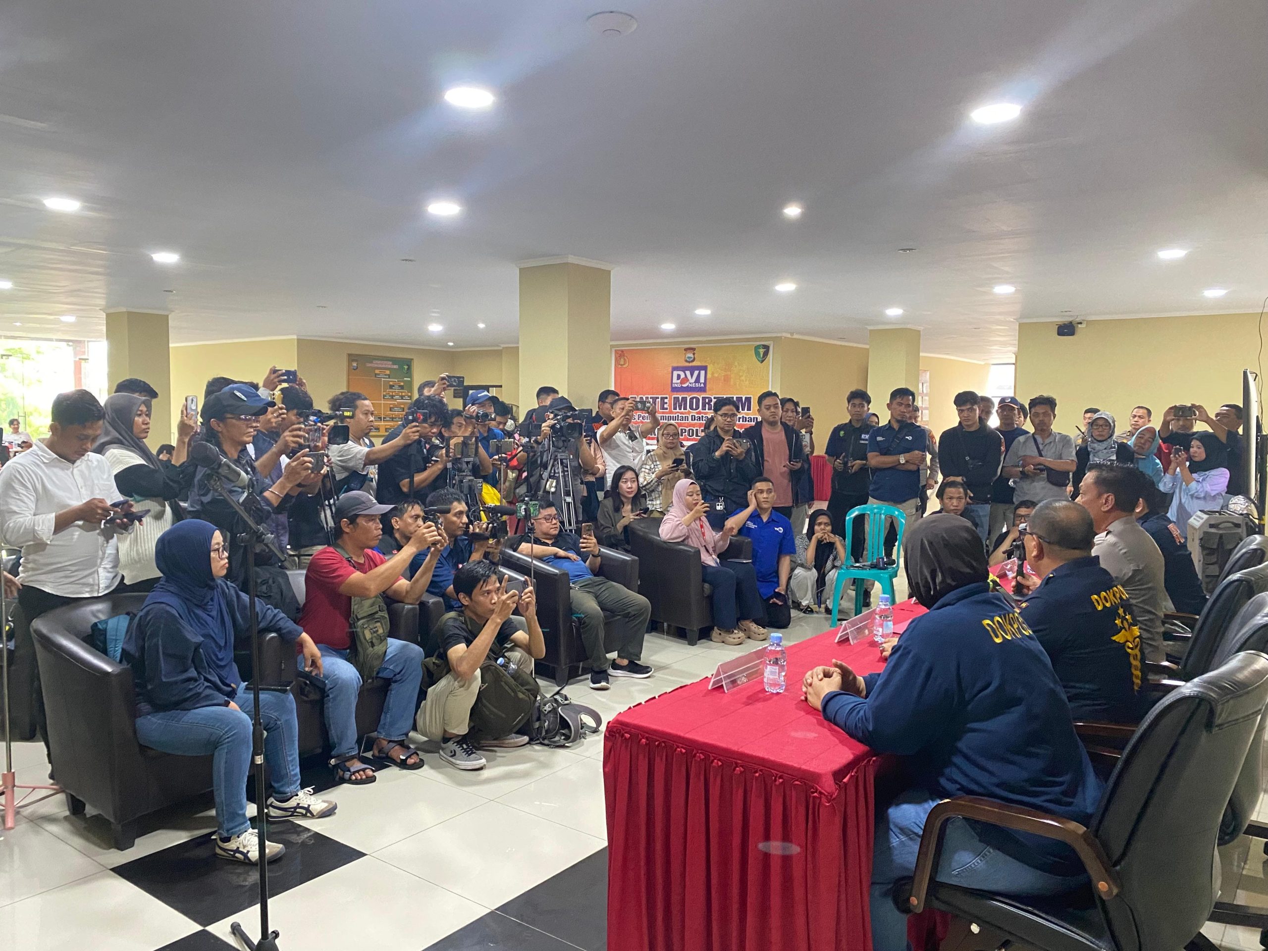 Biddokkes Polda Sulsel Gelar Press Release Penanganan Korban Laka Pesawat ATR 42-500